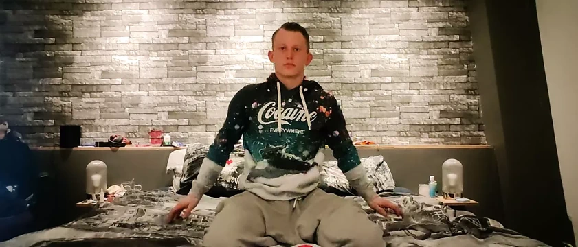 sevimli asılı erkek oynama ile onun horoz