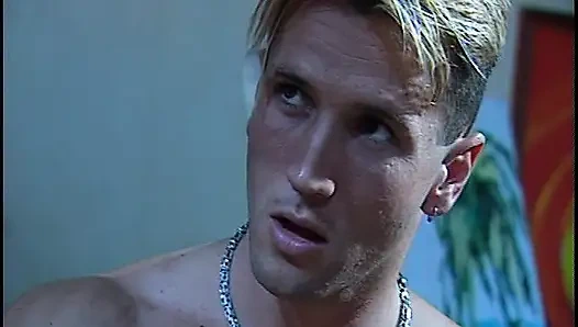 Sarışın sürtükler büyük sert yarak yalıyor ve emiyor ve sikiliyor