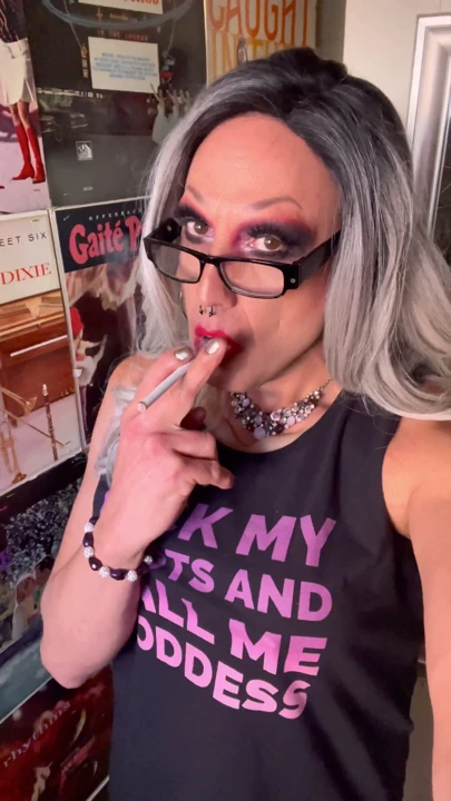 Trans marilyn maturbation sigara içme fetiş model boşalmak | Klip 1