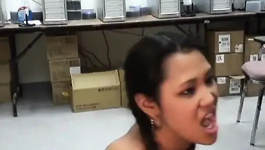 Azgın adam iki genç kız tarafından yarak emiyor ve sonra yüzüne boşaltıyor