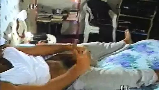 90s seks ile İtalyan fahişe ve işemek üzerinde ona kedi