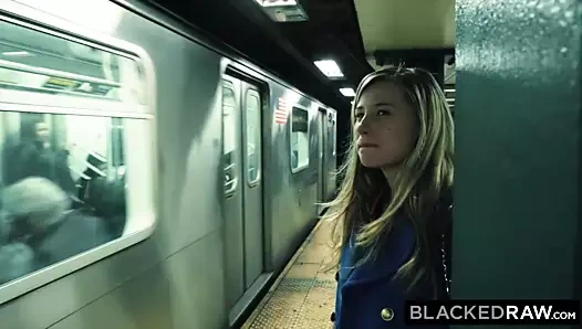 Blackeddraw küçük sarışın genç en büyük horoz tarafından yok edildi