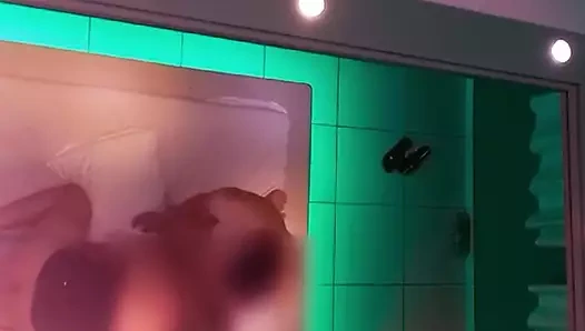 Ben bir gavatım ve ateşli karımı büyük yaraklı bir arkadaşımla paylaşmayı seviyorum