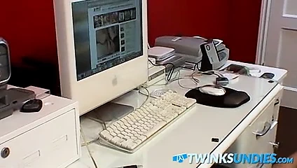 sevimli genç gerizekalı kapalı onun horoz altında onun iç çamaşırı