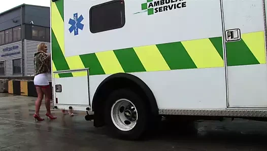 İki adam bir ambulansta iki bebek tarafından hayatlarının sikimini alıyorlar