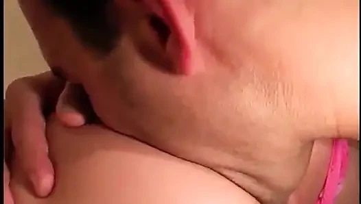 Pembe tangalı ateşli bir sarışın götten sikiliyor