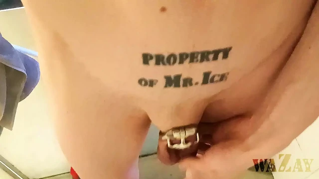 Писсинг в крошечной клетке целомудрия