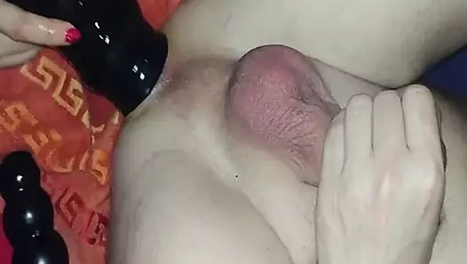 O sikikleri onu ile bir dev yapay penis