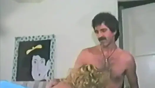 Azgın sarışın her iki sıkı delikten de sikiliyor