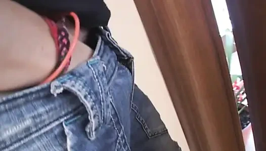 Masum genç kız sürtük üvey annesinin bir yabancıyla sikiştiğini öğreniyor