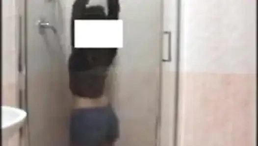 Külotlu çorapla duşta