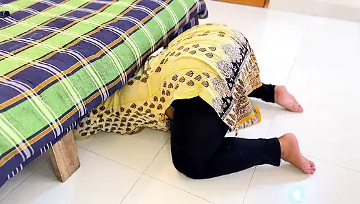 Ateşli anne odasını temizlerken üvey oğlunun yatağının altında kaldı!