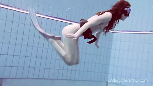 Cheh seksi kızıl saçlı çıplak yüzme