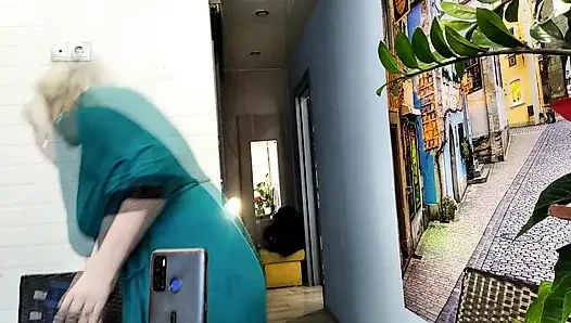 Kaltak karım her an insanların neşesi için amıyla oynamaya hazır: öğle yemeğinde bile.!.