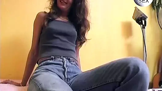 Seksi esmer Alman ateşli dildo eylemi sonrası yarak emiyor