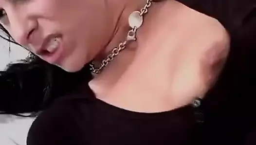 Ateşli orta yaşlı seksi kadın sıkı pembe kutusunu sert siyah yarakla dolduruyor