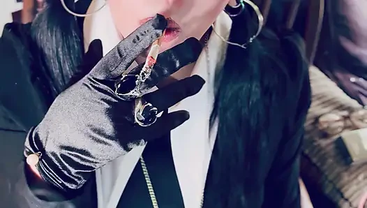 Wednesday addams, tina snua, chain saten eldivenle 2 sigara içiyor - sigara içen kadın sürükleniyor omi ome ucunu kuyruğuna sokuyor