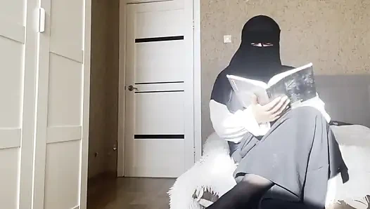 Büyük götlü Arap orta yaşlı seksi kadın 31 talimatı veriyor