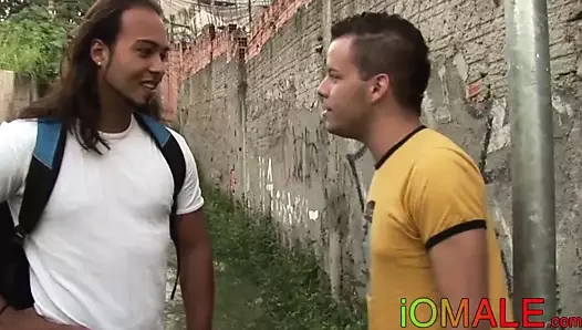 mürekkeplenmiş latino sporcu boşalan üzerinde yüz sonra barebacking cumslut