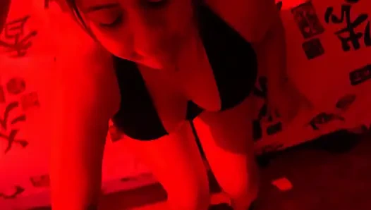 Amatör çift vahşi sert sakso ve kırmızı ışıklarla edepsiz seks yapıyor (ateşli redlight tutkusu).