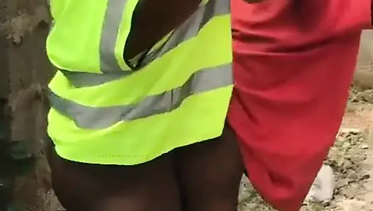 Üvey babam ve arkadaşı beni evin çitli duvarının arkasında sikiyor