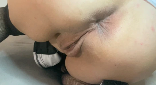 Amigo kız olgun anne poz veriyor