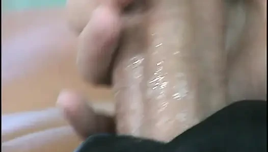 Güzel sarışın hatun sikilmeden önce sert bir yarak emmeyi ve sakso çekmeyi seviyor