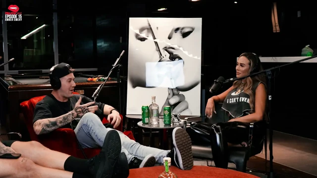 Amber Emery büyükbabanın küllerini kokluyor ve göğüslerini teşhir ediyor