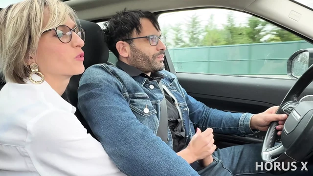 Грудастую милфу-блондинку Didine трахнул в машине ее водитель