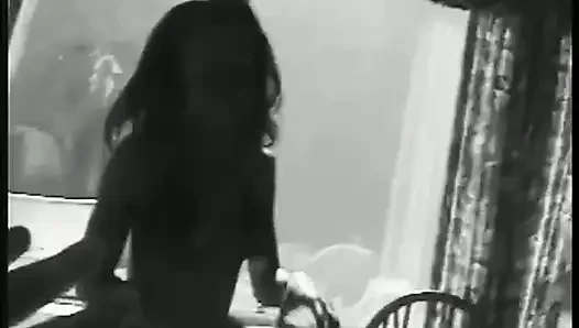 Harika zenci kız kıllı amından sikiliyor ve canavar siyah yarakla ağzına boşalıyor