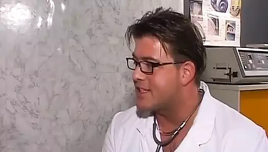 Çekici Alman hemşire büyük boşalmaya kadar doktorun yarağına biniyor