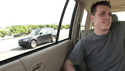 Sulu göğüsleri ile sarışın milf arabada adamın aletini berbat