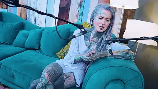 J - Jelousy hakkında konuşuyorum - asmr podcast sfw konuşuyor gotik sıska kız dreadlocks dövmeli model dövmeli kız
