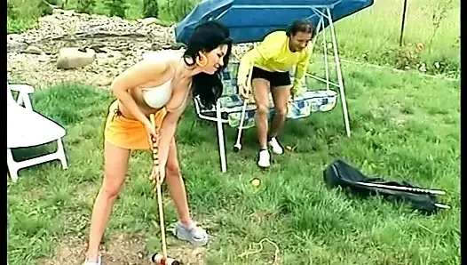 Muhteşem ve utanmaz bir esmer açık havada sikiliyor