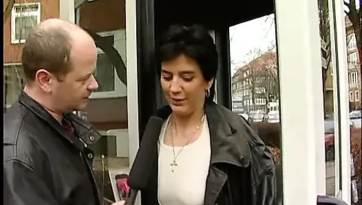 Kısa saçlı esmer açık havada röportajda