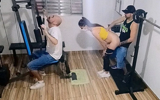 Eşi, kocasını spor salonunda arkasından aldatıyor!