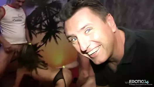 Olgun ateşli bir kadın ve ıslak amcıkla üçlü seks