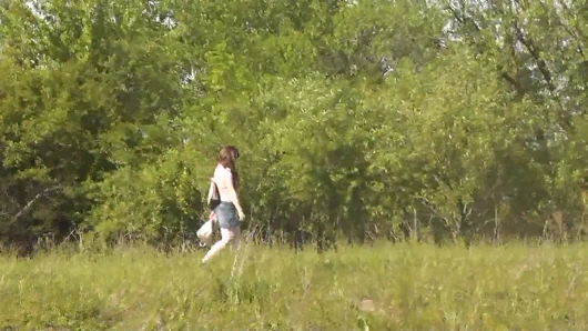 Vahşi plaj. Gölün kıyısındaki seksi orta yaşlı seksi kadın platin çırılçıplak soyunuyor, parmakla amına mastürbasyon yapıyor ve güçlü orgazm oluyor. Çıplaklar plajı.