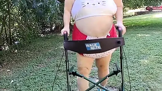 İri güzel hemşire Vicki bikinili takım elbisesiyle hello kitty ile yürüyüşe çıkıyor! Başka ne yapıyor!