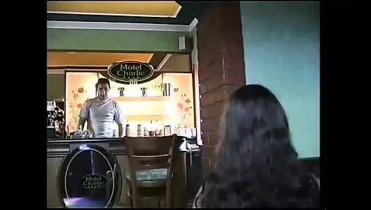 Fantastik genç büyük memeli sürtük büyük klasik yarakla sikiliyor ve ağzına boşalıyor