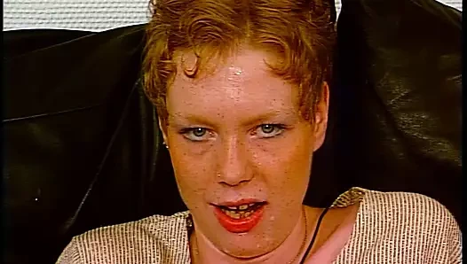 Kurzhaarige MIlf steht auf kleine Schwaenze