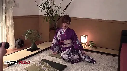 Eri Hosaka'nın baştan çıkarıcı sert kimono sahnesi patlayıcı döllemeyle bitiyor