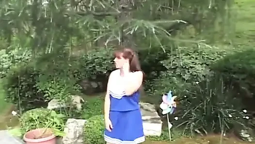 Düzgün vücutlu ponpon kız eteğini kaldırıyor ve amını yalatıyor