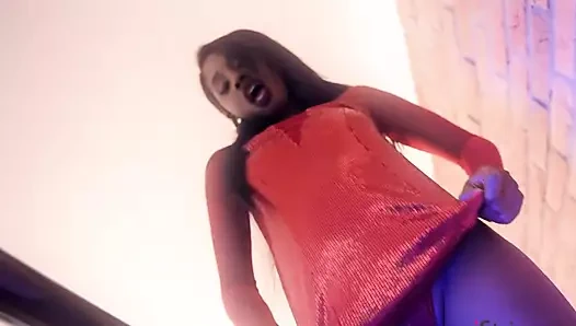 Istripper kız boni 3 kameraya poz veriyor.