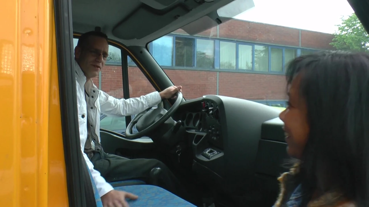 जर्मन कुतिया पसंद करती है कर रही है में car