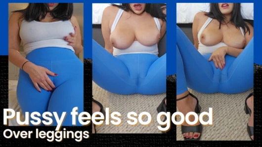 Büyük memeli orta yaşlı seksi kadın öğretmen taytlı amcığını ovuyor ve sert boşalıyor