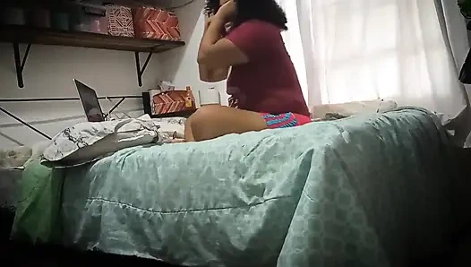 Cep telefonunu odama sakladım, çok ateşli ve onu izlemek için büyük bir götü var