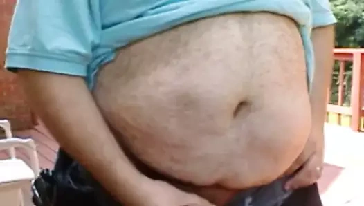 Tombul veranda mastürbasyon yapıyor ve boşalıyor