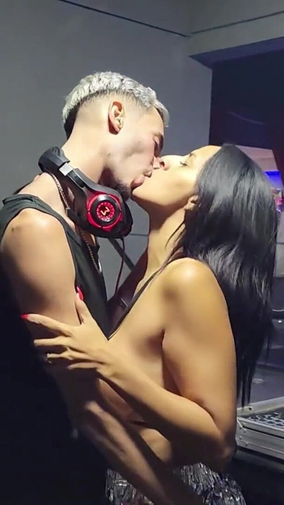 Yaramaz orta yaşlı seksi kadın yepyeni dj'e ateşli verdi | Klip 1