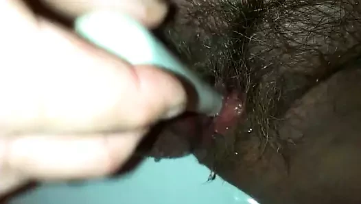 Freundin pisst auf Dildo